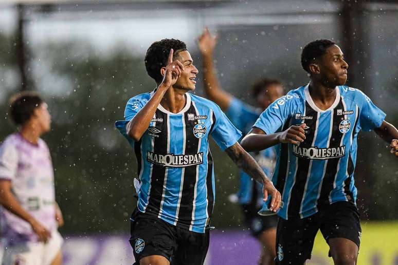 Adrielson celebra o seu gol, o primeiro do Gr&ecirc;mio sobre o Falcon.