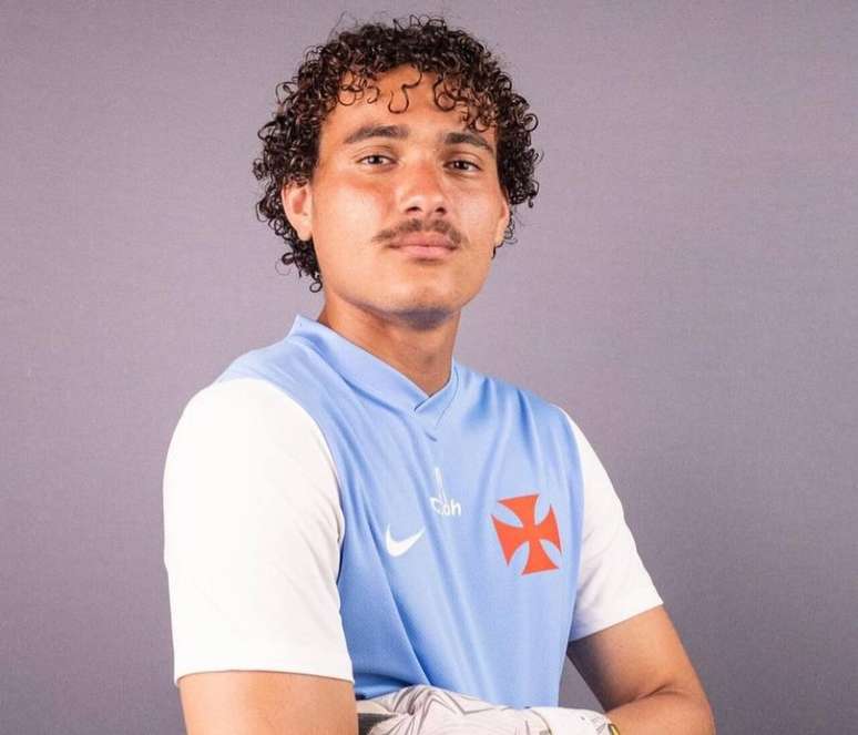 Phillipe Gabriel posa com os uniformes de goleiro &ndash; Fotos: Dikran Sahagian / Vasco