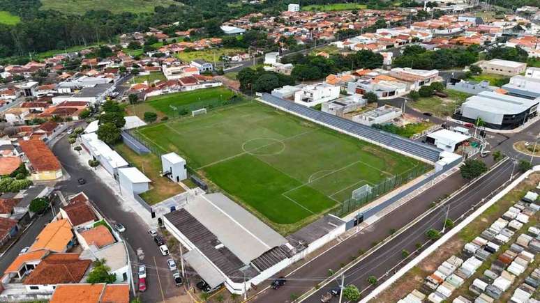 Est&aacute;dio Galileu de Andrade Lopes, do Meia-Noite, fica em frente ao Cemit&eacute;rio Municipal de Patroc&iacute;nio Paulista&nbsp; (bem &agrave; direita).