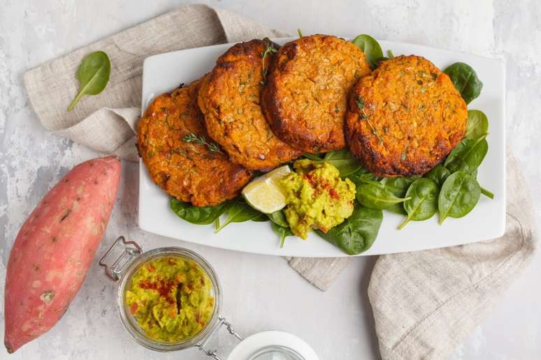 Hamb&uacute;rguer de batata-doce e quinoa 