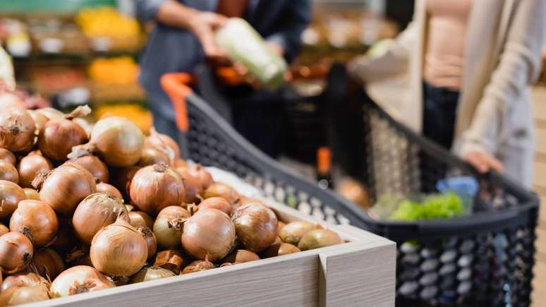 Os mecanismos pelos quais a cebola pode atuar na preven&ccedil;&atilde;o da inflama&ccedil;&atilde;o e da arteriosclerose envolvem a intera&ccedil;&atilde;o de diferentes subst&acirc;ncias presentes no alimento &ndash; depositphotos.com / mariakarabella