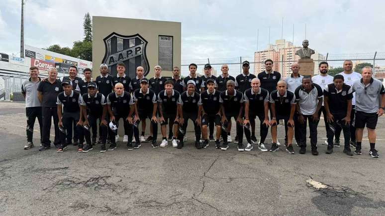 Delega&ccedil;&atilde;o da Ponte Preta posa para a foto antes de viajar para Paroc&iacute;nio Paulista, sedede seu grupo na Copinha.&nbsp;
