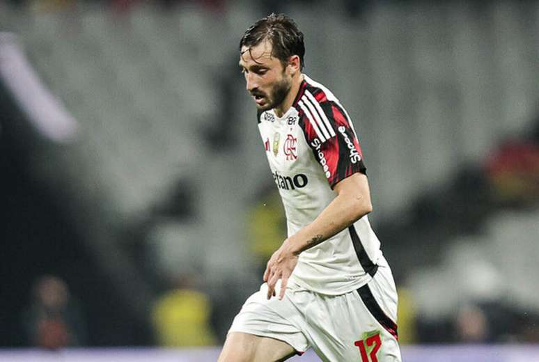 Mat&iacute;as Vi&ntilde;a em a&ccedil;&atilde;o pelo Flamengo em 2025, algo raro &ndash;