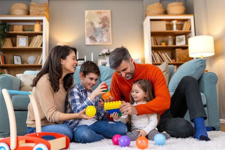 A participa&ccedil;&atilde;o de pais e respons&aacute;veis nas brincadeiras desperta o interesse das crian&ccedil;as 