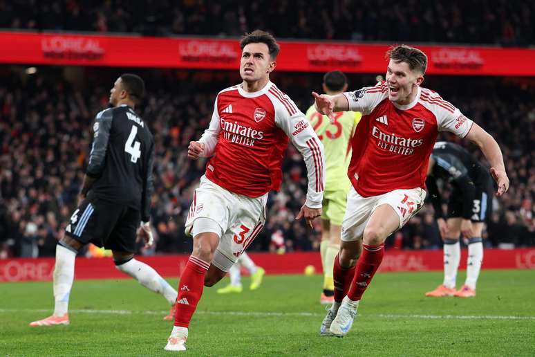 Zubimendi comemorando um dos gols da goleada do Arsenal sobre o Aston Villa 