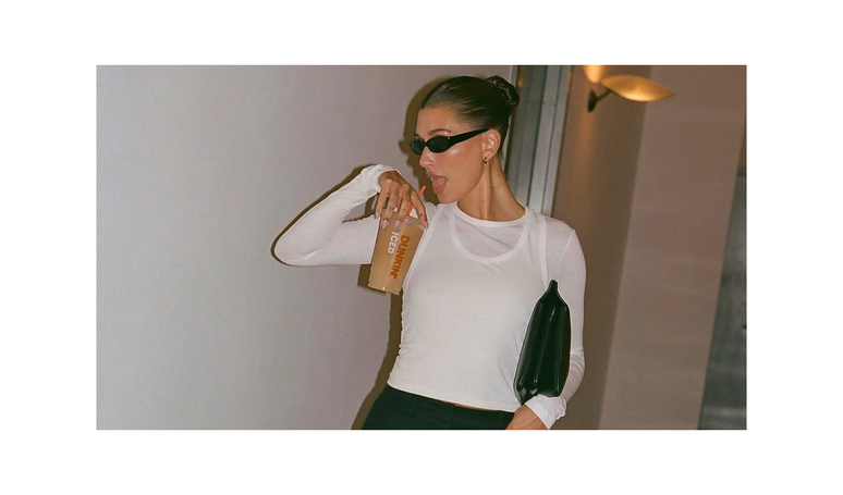 ஹெய்லி பீபர் கோடைகாலத்தின் மிக நேர்த்தியான ஸ்னீக்கர் மாடலான நியூ பேலன்ஸ் 9060ஐ அணிந்துள்ளார், இது ஆண்டு விடுமுறைக்குப் பிறகு அலுவலக தோற்றத்திற்கு ஏற்றது.