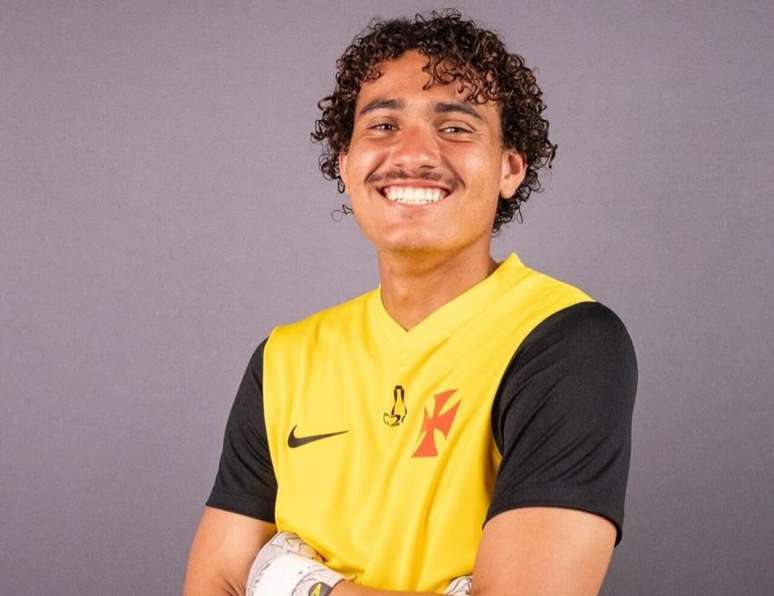 Phillipe Gabriel posa com os uniformes de goleiro &ndash; Fotos: Dikran Sahagian / Vasco