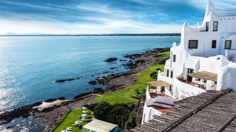 Uma das experi&ecirc;ncias mais conhecidas &eacute; a visita a Casanova / Casapueblo, em Punta Ballena, antiga casa-atelier do artista Carlos P&aacute;ez Vilar&oacute;, transformada em museu, hotel e galeria &ndash; depositphotos.com / ricardoakuhl