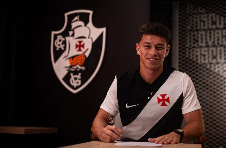Bruno Lopes assina renova&ccedil;&atilde;o contratual com o Vasco &ndash;