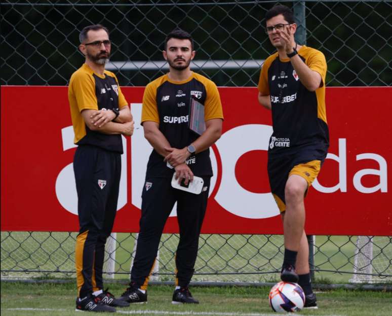 Profissionais da comiss&atilde;o t&eacute;cnica do S&atilde;o Paulo acompanham a reapresenta&ccedil;&atilde;o do elenco &ndash;