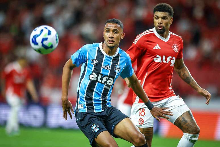 Andr&eacute; Henrique em a&ccedil;&atilde;o pelo Gr&ecirc;mio no cl&aacute;ssico contra o Internacional, no Beira-Rio &ndash;