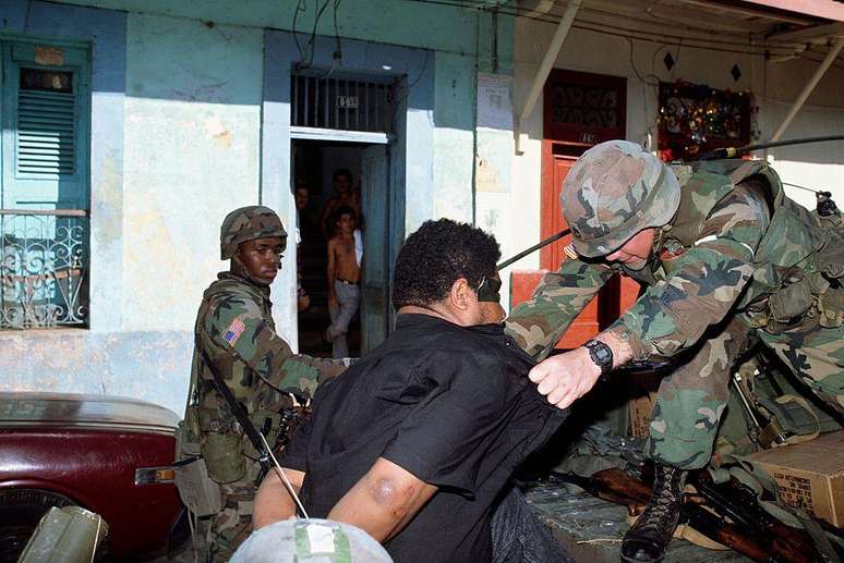 A ONU estima que cerca de 500 civis panamenhos morreram na invas&atilde;o; os Estados Unidos afirmam que foram muito menos, enquanto cr&iacute;ticos dizem que o n&uacute;mero foi muito maior.