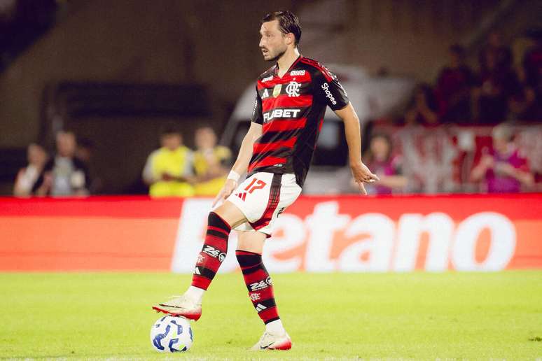 Lateral-esquerdo Vi&ntilde;a em a&ccedil;&atilde;o pelo Rubro-Negro na temporada de 2025 &ndash;