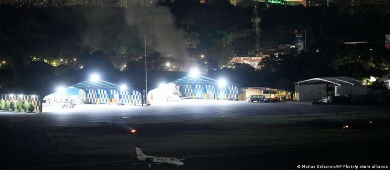 సోషల్ మీడియాలో షేర్ చేయబడిన ధృవీకరించబడని చిత్రాలు కారకాస్‌లో పెద్ద మంటలతో కూడిన పొగలను చూపుతున్నాయి