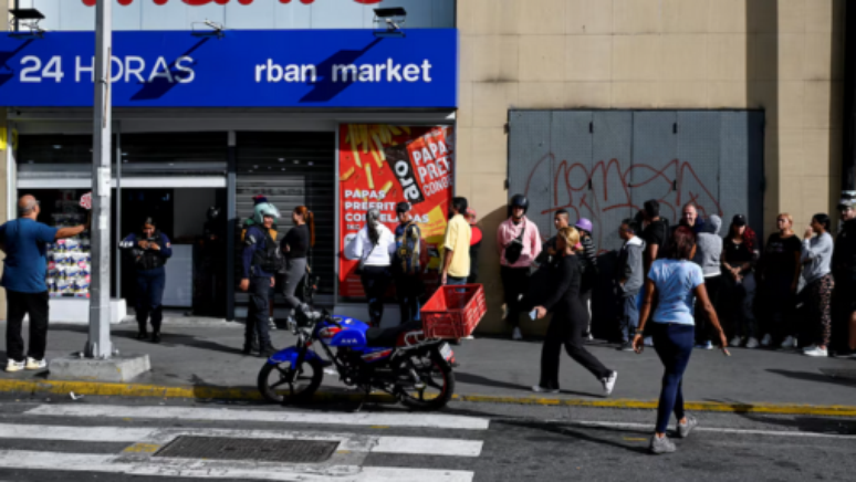 Popula&ccedil;&atilde;o forma filas para conseguir alimentos e insumos b&aacute;sicos