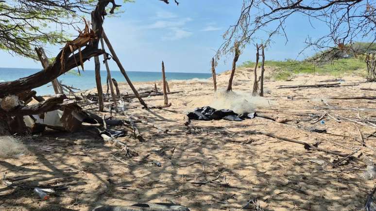 Espalhados pela areia, fragmentos de metal acinzentado podem ser parte de material explosivo, acreditam moradores locais