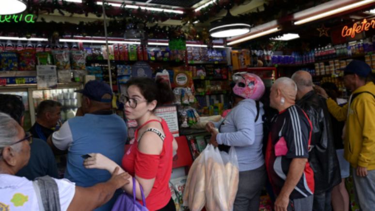 Popula&ccedil;&atilde;o forma filas para conseguir alimentos e insumos b&aacute;sicos