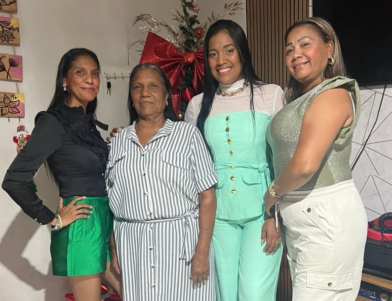 A empreendedora venezuelana Katherine Mota, 31, com sua fam&iacute;lia