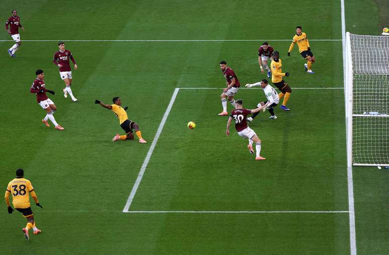 Jhon Arias finaliza dentro da &aacute;rea para anotar o seu primeiro gol na Premier League &ndash;