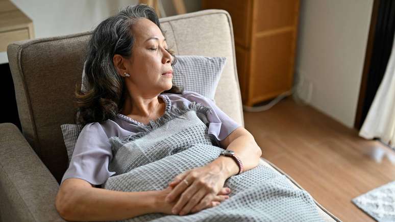 నిద్ర మాత్రలపై ఈ ఆధారపడటం వృద్ధులకు ప్రమాదాలను కలిగిస్తుందని ఒక అధ్యయనం చూపిస్తుంది; మరింత తెలుసుకోవడానికి కథనాన్ని చదవండి