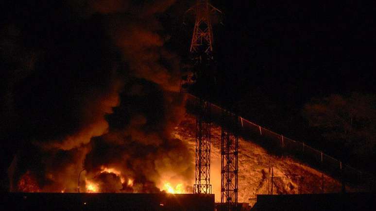 Imagem do inc&ecirc;ndio no Forte Tiuna, o maior complexo militar da Venezuela, ap&oacute;s uma s&eacute;rie de explos&otilde;es em Caracas em 3 de janeiro de 2026