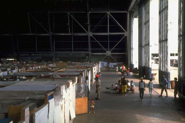 Ap&oacute;s a invas&atilde;o, os Mendoza G&oacute;mez e outras fam&iacute;lias foram alojados temporariamente nos hangares da ent&atilde;o base a&eacute;rea de Albrook, da For&ccedil;a A&eacute;rea dos EUA