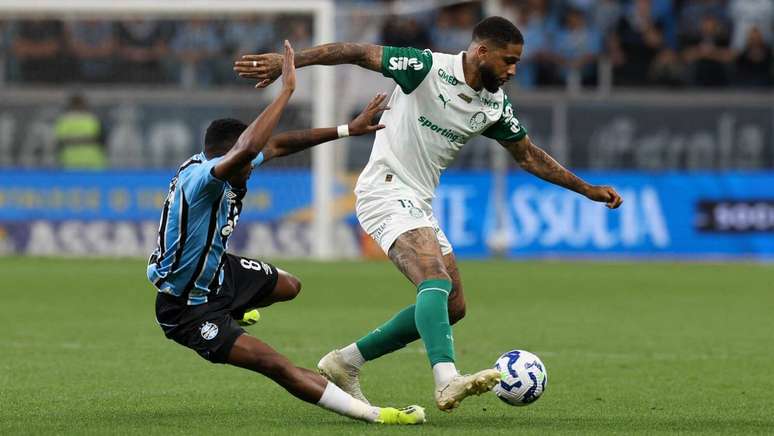 Micael em a&ccedil;&atilde;o pelo Palmeiras na Arena do Gr&ecirc;mio em 2025 &ndash;