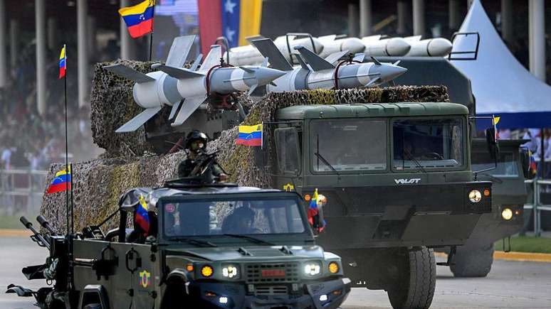Caminh&atilde;o do ex&eacute;rcito venezuelano, transportando lan&ccedil;adores de m&iacute;sseis russos, participa de um desfile militar em comemora&ccedil;&atilde;o ao Dia da Independ&ecirc;ncia do pa&iacute;s, em Caracas, em 5 de julho de 2025