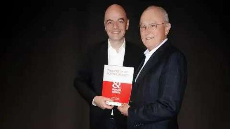 John Ruggie (&agrave; direita) em reuni&atilde;o com o presidente da FIFA, Gianni Infantino, em Nova York, em 13 de abril de 2016.