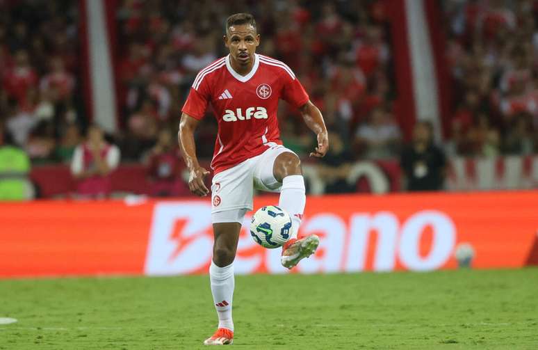 Fernando com a pelota. Torcida colorada quer o retorno do volante &ndash;