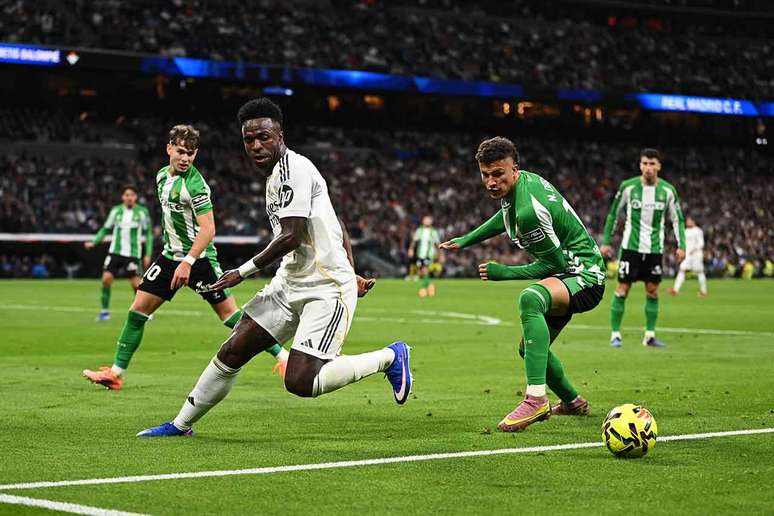 Vini Jr em a&ccedil;&atilde;o pelo Real Madrid na partida diante do Betis, no Santiago Bernab&eacute;u &ndash;