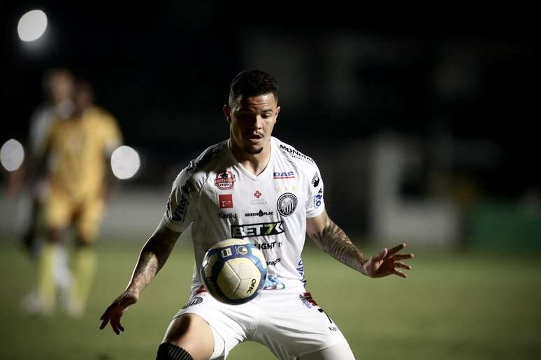 Rodrigo Rodrigues em a&ccedil;&atilde;o pelo Oper&aacute;rio-PR durante a S&eacute;rie B do Brasileiro de 2025 &ndash;