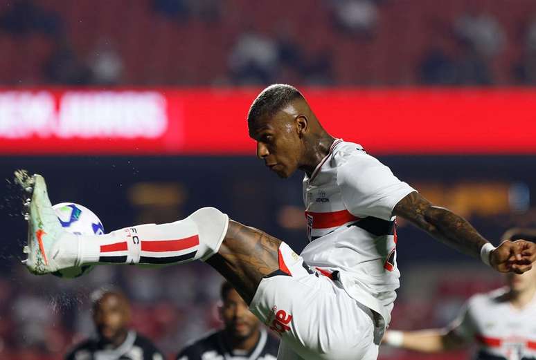 Com dois dias de atraso, Arboleda se apresenta ao S&atilde;o Paulo para a pr&eacute;-temporada &ndash;