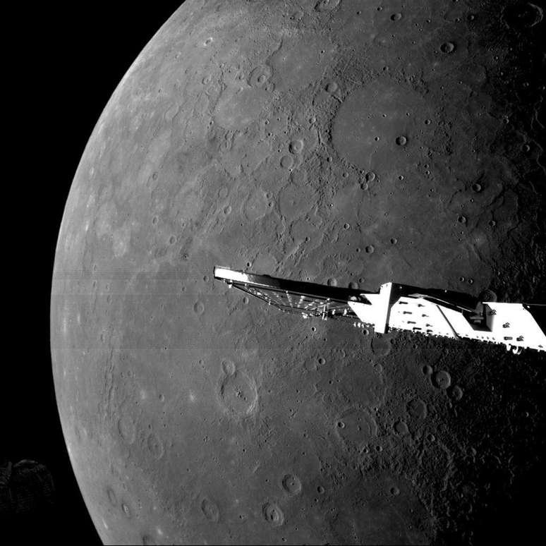 A miss&atilde;o BepiColombo j&aacute; vem enviando imagens da superf&iacute;cie de Merc&uacute;rio, ap&oacute;s um breve sobrevoo realizado no in&iacute;cio de 2025