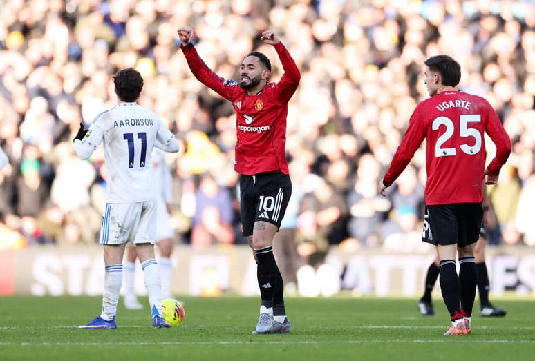 Matheus Cunha celebra o seu gol, o do empate do United contra o Leeds.