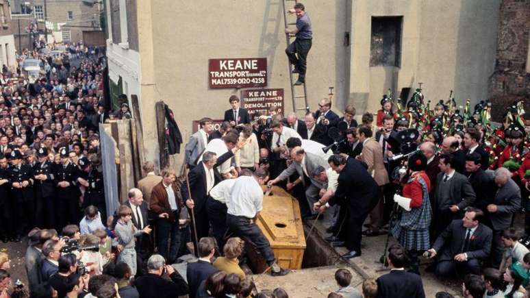 Sua volta &agrave; superf&iacute;cie atraiu uma multid&atilde;o de jornalistas e admiradores