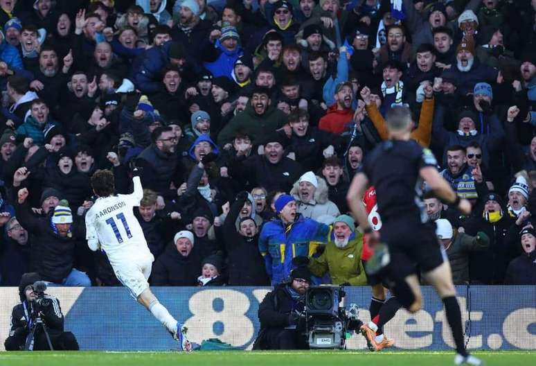 Aaronson corre para comemorar o bonito gol que marcou para o Leeds.