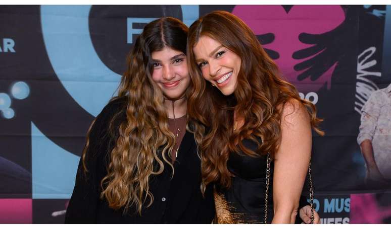 గ్రాజీ మసాఫెరా తన కుమార్తె సోఫియాను రియోలోని హెన్రిక్ మరియు జూలియానో ​​ప్రదర్శనకు తీసుకువెళ్లింది.