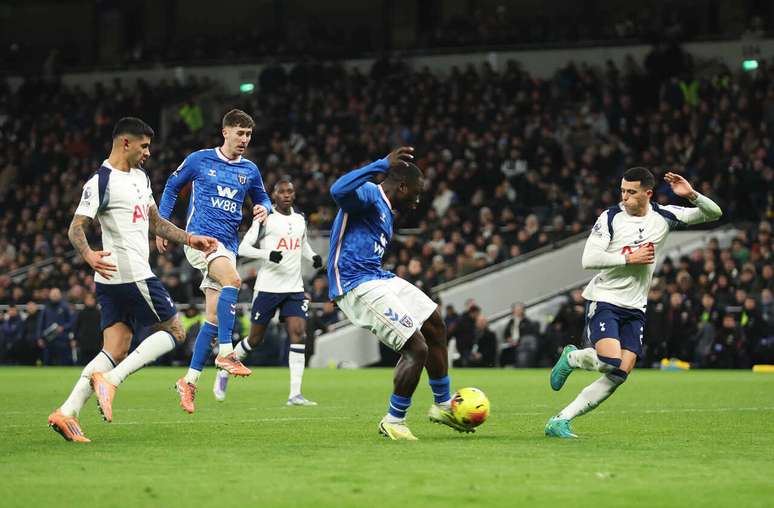 Brian Brobbey finaliza para anotar o gol de empate de sua equipe, o Sunderland, frente ao Tottenham, em Londres &ndash;