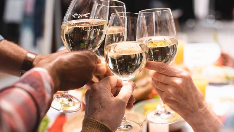 స్టిల్ వైన్‌లో, ఉత్పాదకతను నిరోధించడానికి ఉత్పత్తి సమయంలో గ్యాస్ విడుదల అవుతుంది – depositphotos.com / HayDmitriy