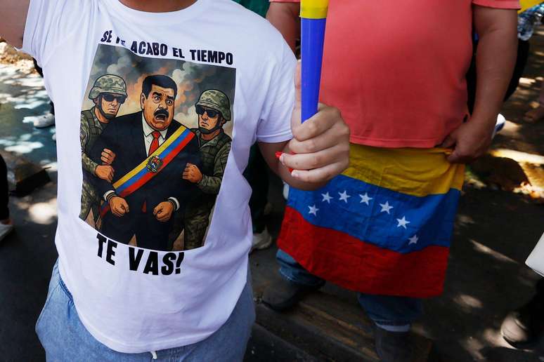 Venezuelanos residentes no Chile comemoram captura de Maduro