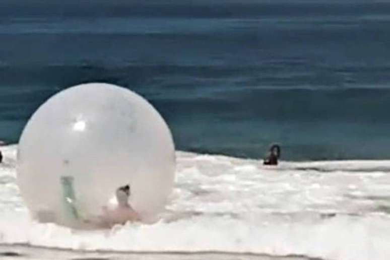 Mesmo com os alertas dos bombeiros sobre bolhas infl&aacute;veis no mar, &eacute; comum que fam&iacute;lias levem diversos tipos de infl&aacute;veis para a praia &ndash; Reprodu&ccedil;&atilde;o