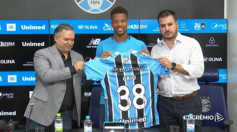 Caio Paulista posa com a camisa 38 do Gr&ecirc;mio em sua apresenta&ccedil;&atilde;o &ndash;