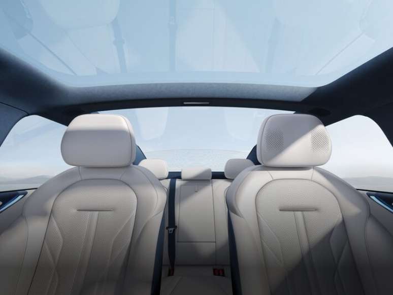 Teto &eacute; revestido com l&atilde; de microfibra para evitar que a cabine esquente