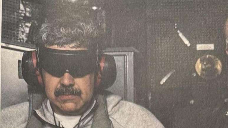 Imagem de Nicol&aacute;s Maduro postada por Donald Trump, mostra ele com fones de ouvido e olhos vendados