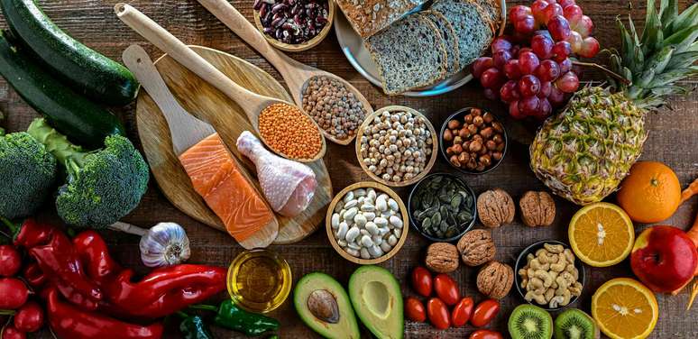 Variedade colorida de alimentos que ajudam a reduzir o risco de doen&ccedil;as card&iacute;acas.