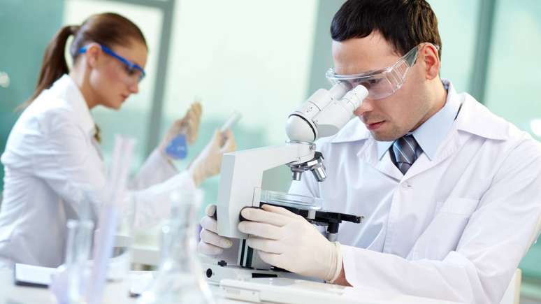 O petosemtamab ainda est&aacute; em fase de pesquisa cl&iacute;nica. Ensaios de fase inicial avaliaram seguran&ccedil;a, poss&iacute;veis efeitos adversos e primeiras indica&ccedil;&otilde;es de efic&aacute;cia em pacientes com tumores avan&ccedil;ados, incluindo o carcinoma de c&eacute;lulas escamosas de cabe&ccedil;a e pesco&ccedil;o recorrente ou metast&aacute;tico &ndash; depositphotos.com / pressmaster