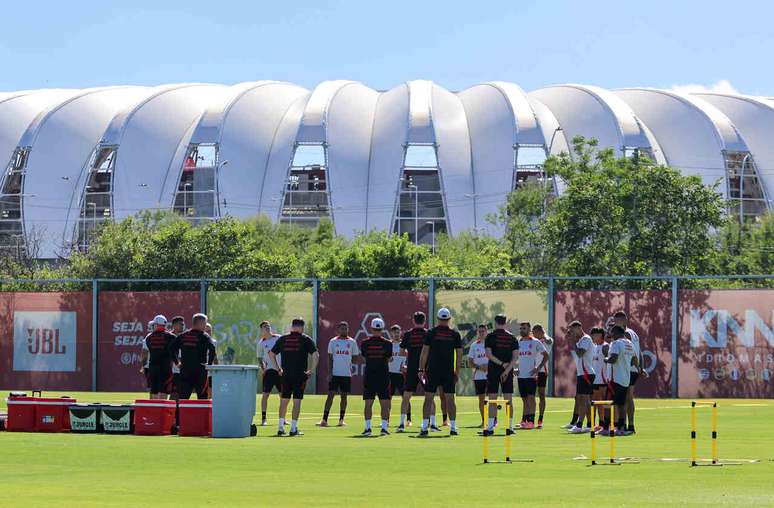 Pezzolano passa por processo de adapta&ccedil;&atilde;o no Internacional, pois ainda comanda os primeiros treinos da equipe &nbsp;&ndash;