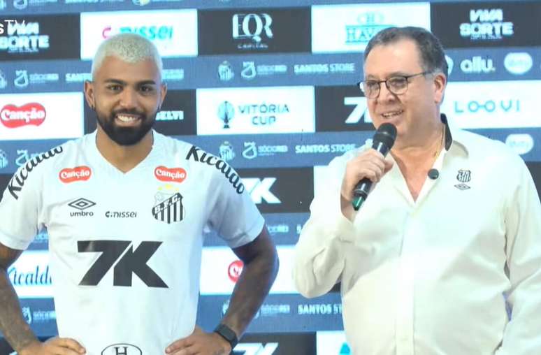 Gabigol e Marcelo Teixeira, presidente do Santos, durante a apresenta&ccedil;&atilde;o &ndash;