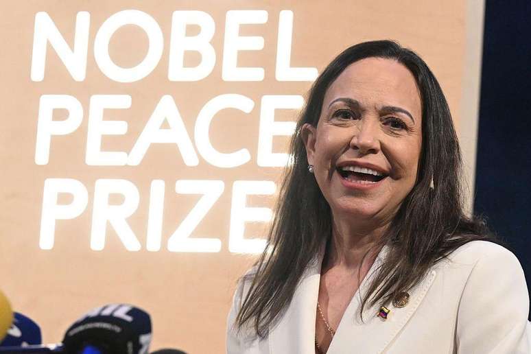 Nobel da Paz concedido a Mar&iacute;a Corina Machado deveria servir, segundo pesquisadora Roxanna Vigil, como um apelo para que a comunidade internacional se empenhe em apoiar uma transi&ccedil;&atilde;o democr&aacute;tica na Venezuela.